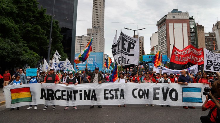 Organizaciones sociales respaldaron a Evo y se movilizaron en el centro porteño