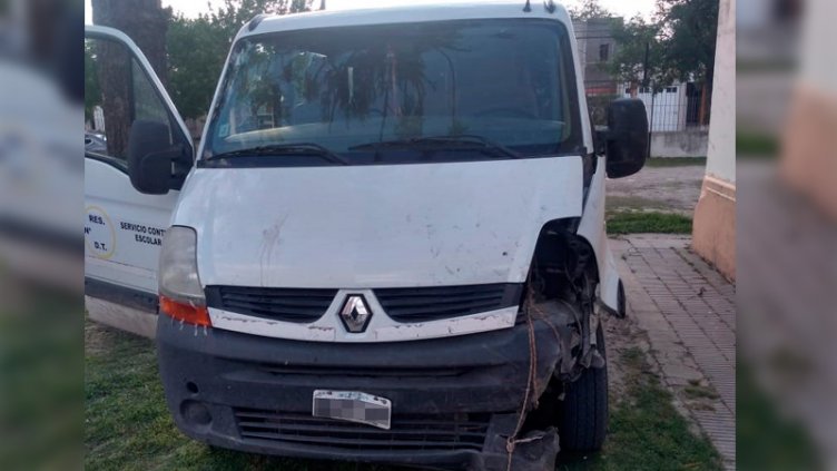 Trasladaba ocho alumnos y chocó contra un puente en el departamento Paraná