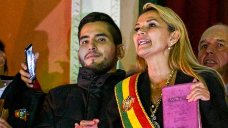 La titular del Senado de Bolivia se autoproclamó presidenta del país