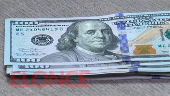 El dólar blue bajó $35, perforó el piso de $900 y llegó al menor valor en un mes