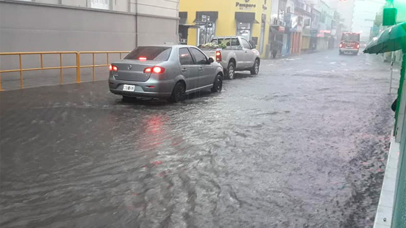 Torrencial lluvia en Paraná.
