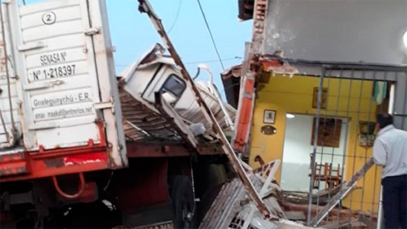 Impresionante persecución y accidente: Camión chocó autos y terminó en edificio