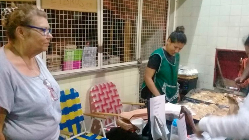 Directora de escuela vende empanadas para comprar los útiles a sus alumnos.