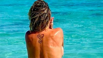 Flor Peña se despidió de las vacaciones con un topless frente al mar