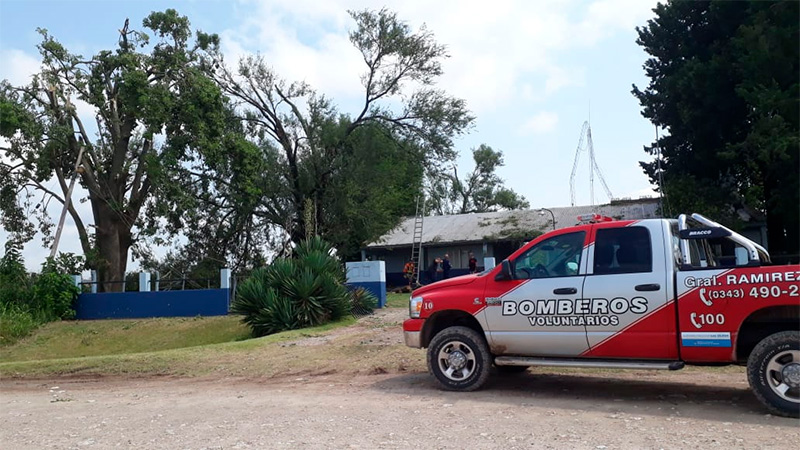 Bomberos Voluntarios de Ramírez trabajan en la zona del temporal.-