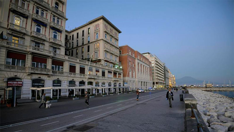 Calle desierta de Nápoles ante la emergencia sanitaria del coronavirus.