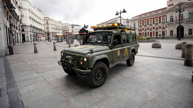 Un vehículo de la Unidad Militar de Emergencias en una Puerta del Sol casi vacía