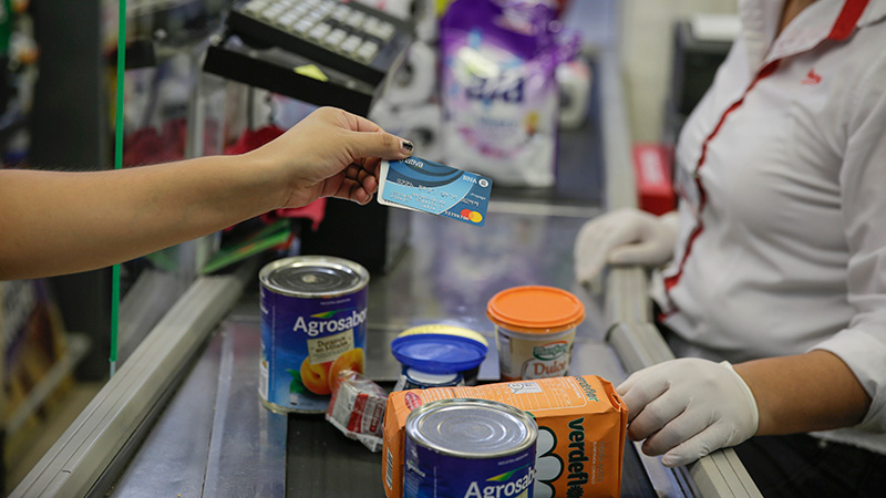 Usuarios de la tarjeta Alimentar concurren a supermercados.