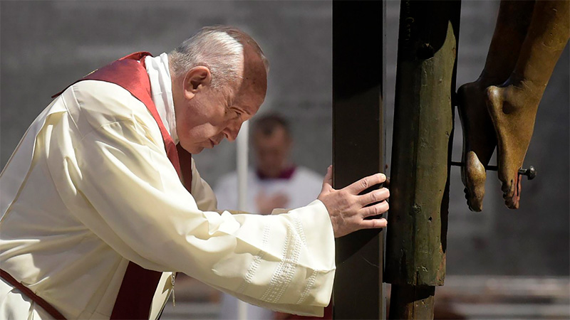 El Papa encabezó inédito Vía Crucis en una Plaza San Pedro vacía por la pandemia