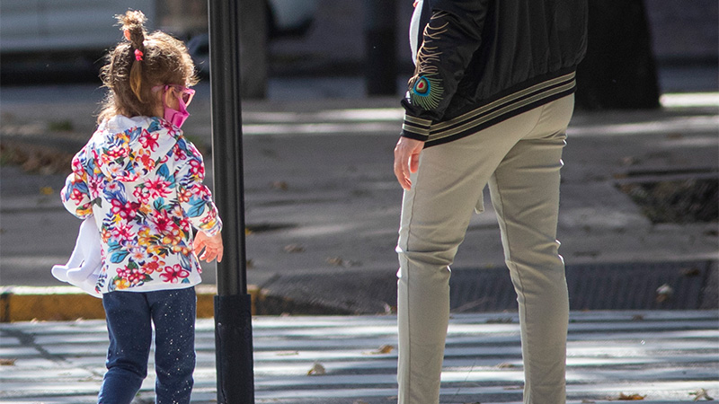 Autorizaron a padres con niños a cargo a salir con ellos a realizar las compras