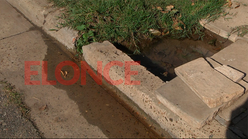 Vecinos reclaman por una pérdida de agua que lleva más de un año ...