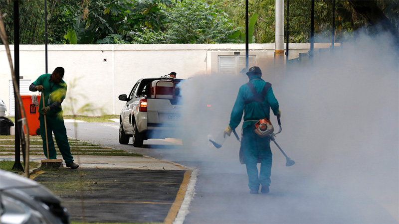 Un camión rocía insecticida para prevenir el virus zika y otras enfermedades.