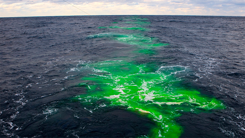 Tinte fluorescente en la superficie del océano Atlántico.