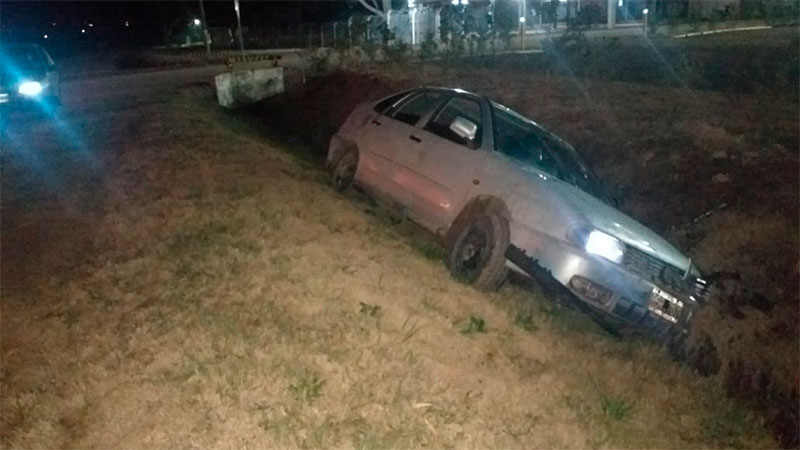 Perdió el control de su vehículo y terminó en una profunda zanja ...