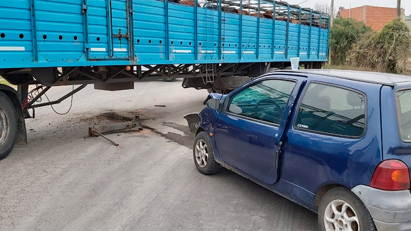 Hospitalizaron a una mujer tras chocar su auto contra acoplado de un ...