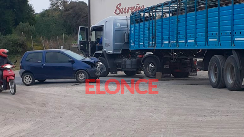 Hospitalizaron a una mujer tras chocar su auto contra acoplado de un ...
