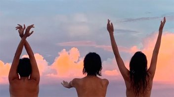 Calu Rivero se mostró totalmente desnuda con amigas en la playa