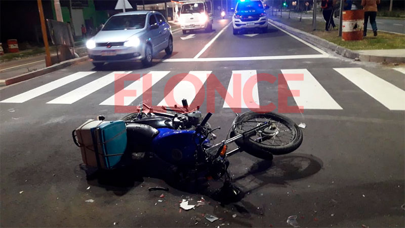 Motociclista Pasó El Semáforo En Rojo Y Chocó Contra Un Auto ...