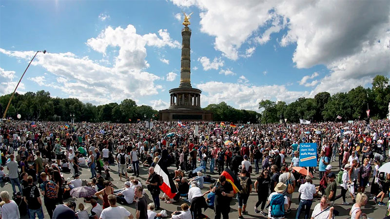 La policía dispersó una manifestación anticuarentena en el corazón de Berlín