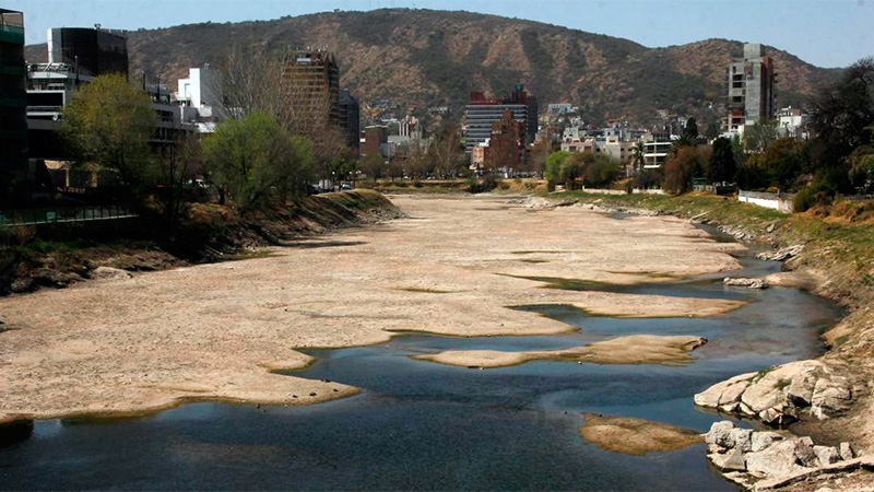 Se formaron inéditas playas de arena en el río cerca de Villa Carlos Pa