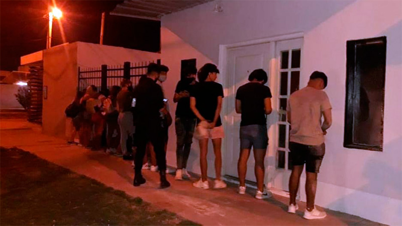 Aislaron a 13 familias por un adolescente que estuvo en una fiesta clandestina