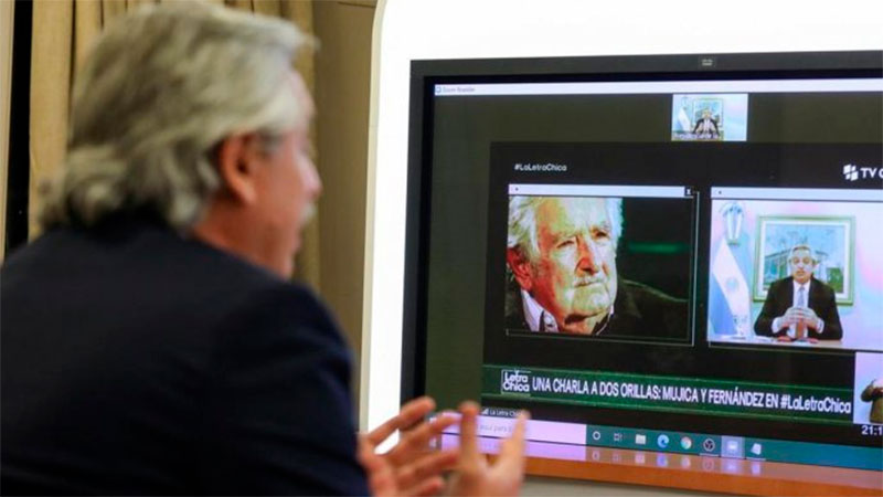 Alberto Fernández y "Pepe" Mujica, en pantalla, en la televisión uruguaya