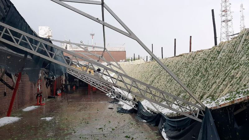 Un techo de una empresa se desmoronó. Foto Gentileza: Los Andes