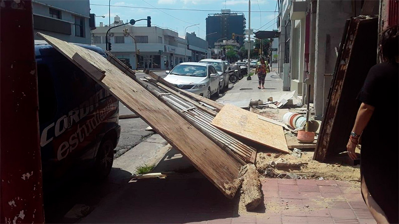 Mujer sufrió heridas al caer un cerramiento de obra en construcción en Paraná.