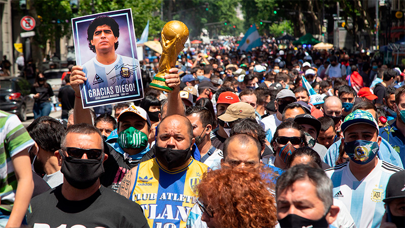 Una multitud despide a Diego Maradona: el velatorio se extiende hasta las 19