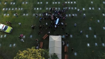 Custodian el acceso al cementerio donde descansan los restos de Maradona