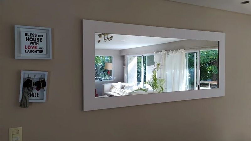 En un espejo se refleja el living de la casa