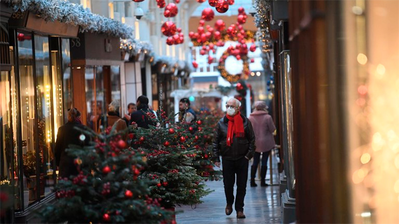 Cancelan festejos de Navidad en Londres por una nueva cepa de coronavirus