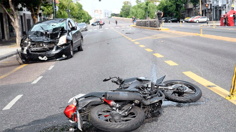 Video: cruzó en rojo y atropelló a una moto en la que iban tres mujeres ...