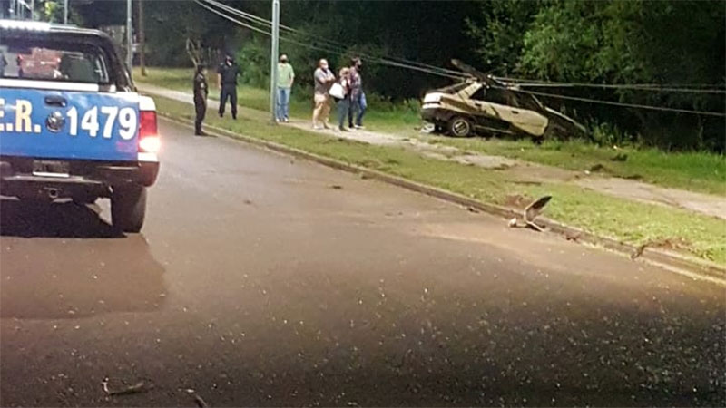 Un hombre murió tras chocar con su auto contra una columna y un poste ...