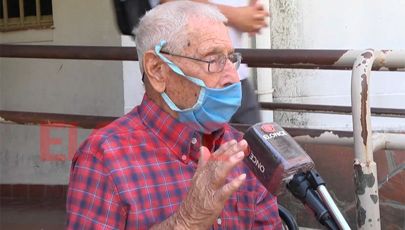 La emoción de Felipe: tiene 100 años y recibió la vacuna contra el coronavirus