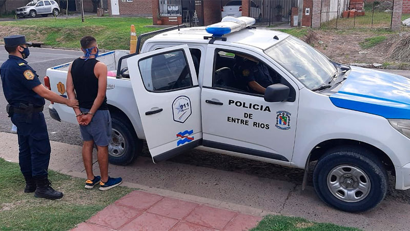 Apareció en la casa de su ex pareja sin avisarle y quedó detenido ...
