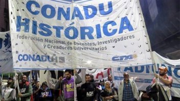 Docentes universitarios realizan paro nacional y jornada de lucha en Paraná