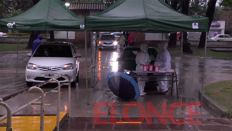 Bajo la lluvia continuó la vacunación contra el covid en Escuela Hogar