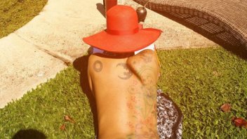 Tras mostrar su espalda tatuada, se fotografió “hibernando” junto a su perro