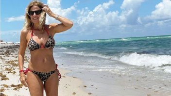 De vacaciones, Flavia Palmiero sus curvas y sus bikinis desde la playa