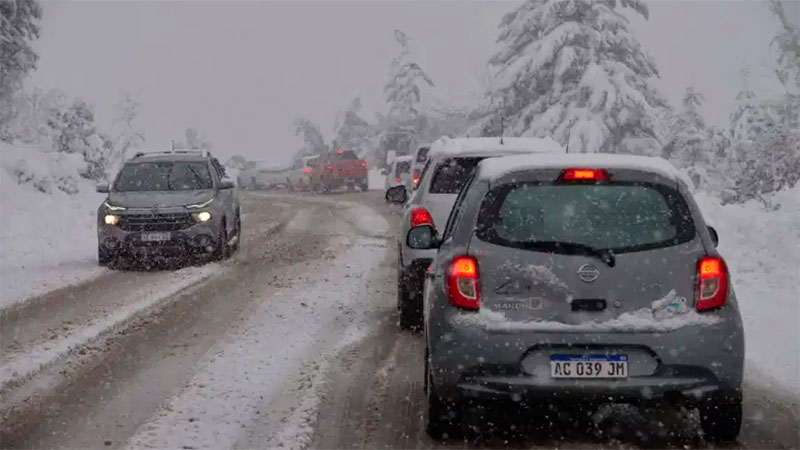 Suspenden las clases presenciales en Bariloche por las nevadas: fotos y ...