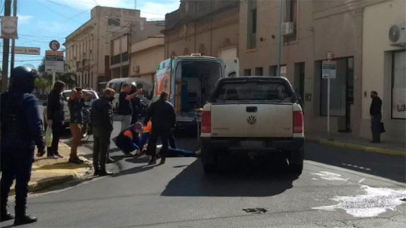 Una mujer cruzaba la calle por la senda peatonal y fue embestida por un ...