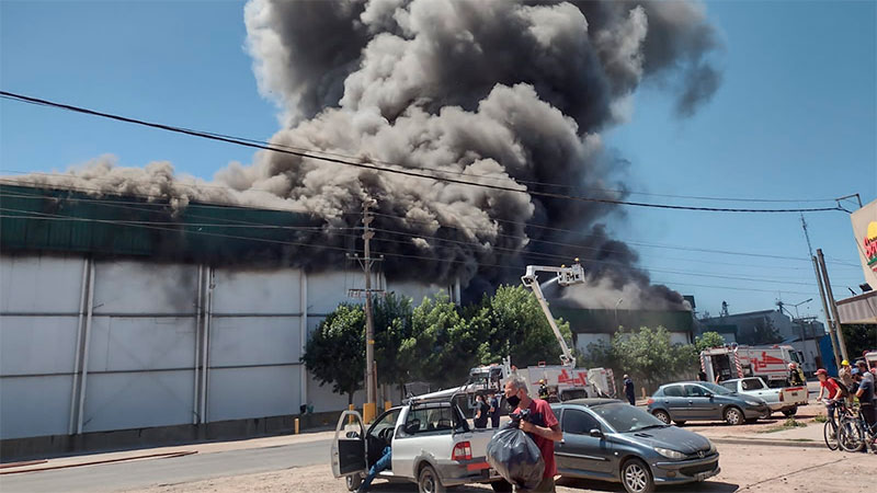 Impresionante incendio en planta frigorífica de Gualeguay