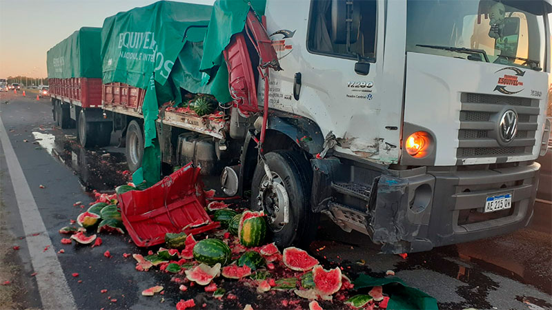 Dos camiones chocaron cerca de un puente en la Ruta 12 | Elonce.com