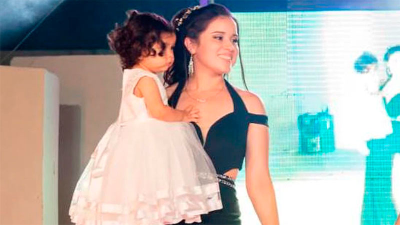 Brisa, desfila con Isabella en brazos, en la fiesta de promoci&oacute;n 2021.