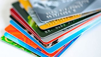 Suben tasas de interés para el pago mínimo y refinanciar deudas con tarjetas