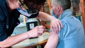 En Córdoba comienzan a vacunar contra el covid en las farmacias