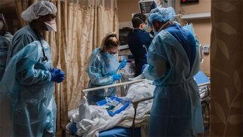 Ómicron genera hospitalizaciones récord en EEUU: ONU prevé “explosión” de casos