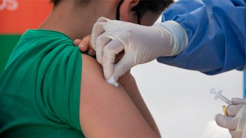 Evalúan combinación de vacunas y aplicación de refuerzos en niños y adolescentes