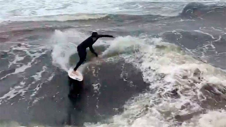 Video: tras fuerte temporal, un surfista disfrutó de curioso fenómeno marítimo